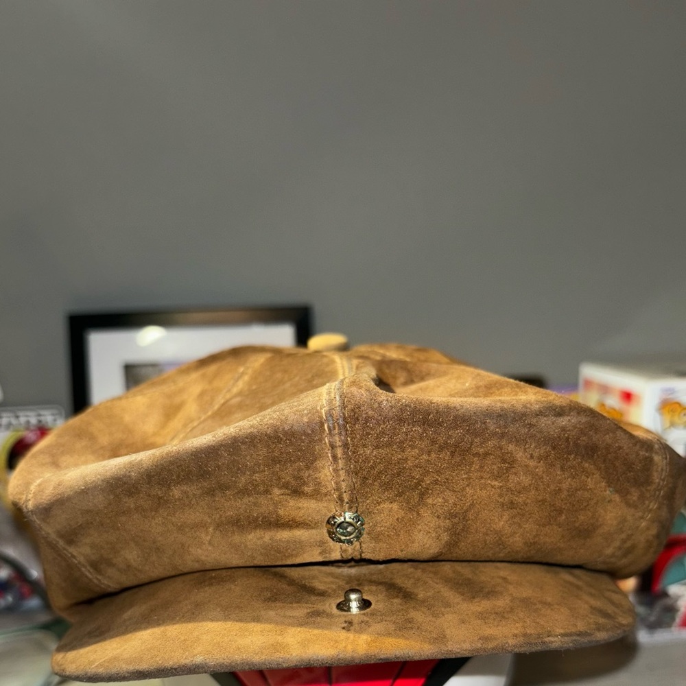 VINTAGE OLD BERET 100% leather Brand hush puppies from the 1970S